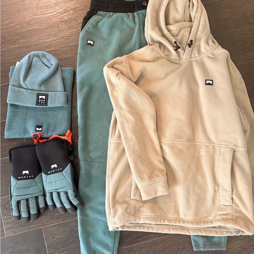Montéç Women's Ski Hoodie & Pant Set in Beige and Sage